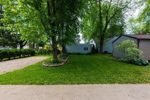 Property grounds - Waterfront Retreat on Lake Winnebago, Kayaks, Firepit, Dog Friendly (Oshkosh)