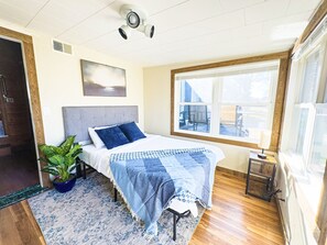 3 bedrooms, desk, iron/ironing board, free WiFi - Waterfront Retreat on Lake Winnebago, Kayaks, Firepit, Dog Friendly (Oshkosh)