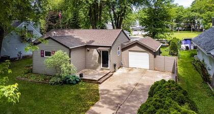 Waterfront Retreat on Lake Winnebago, Kayaks, Firepit, Dog Friendly