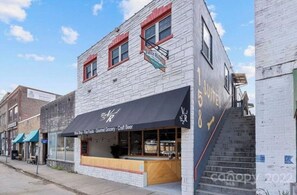 Stroll to the Vast River Wine Shop, offering fine foods, gourmet groceries, and craft beer.