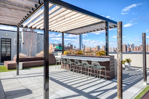 Outdoor dining - Spacious Dumbo 1BR w/ W/D, Roof & Gym, nr TimeOut Building, by Blueground (Brooklyn)