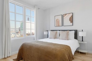 1 bedroom, iron/ironing board, WiFi, bed sheets - Spacious Dumbo 1BR w/ W/D, Roof & Gym, nr TimeOut Building, by Blueground (Brooklyn)