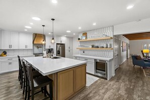 Refrigerador, microondas, lavavajillas y cafetera y tetera 