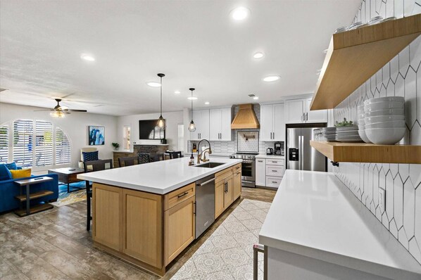 Refrigerador, microondas, lavavajillas y cafetera y tetera 