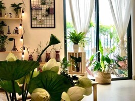 Apartamento Deluxe | Zona de estar | Televisión de pantalla plana de 47 pulgadas con canales por cable