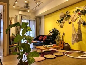 Apartament Deluxe | Sala d'estar | Televisor de pantalla plana de 47 polzades amb canals per cable