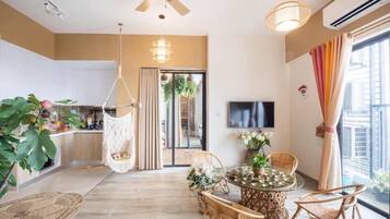 Apartamento Deluxe | Zona de estar | Televisión de pantalla plana de 47 pulgadas con canales por cable