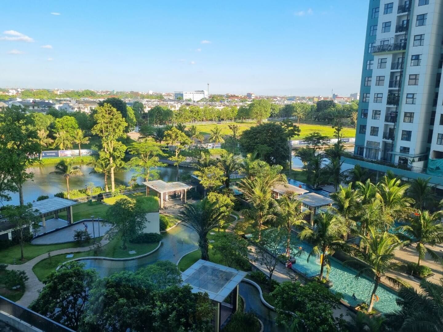 สนามรอบบริเวณ