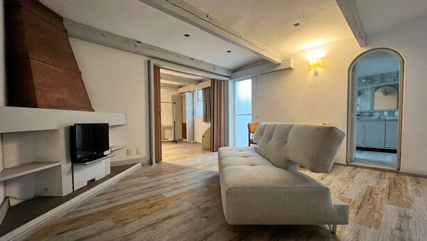 A modern living room with a sofa, a flat-screen TV, and a wooden floor. - beautiful apartment in polanco (Ciudad de México)