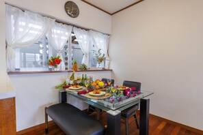 客室内のダイニングエリア