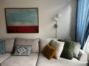 Télévision, cheminée, livres, médiathèque