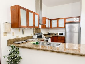 ثلاجة، ميكروويف، فرن، موقد طهي مسطح