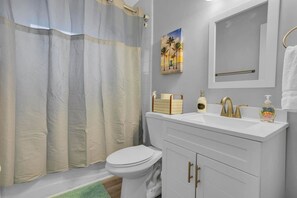 Douche, serviettes fournies, shampooing