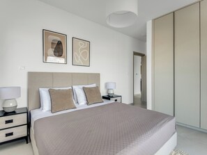 3 slaapkamers, een strijkplank/strijkijzer, internet, beddengoed
