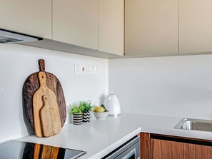 Een koelkast, een oven, een kookplaat, een vaatwasser