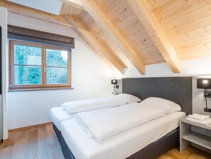 4 bedrooms, iron/ironing board, Internet