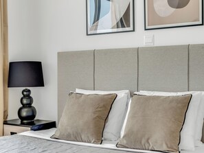 Iron/ironing board, internet, bed sheets