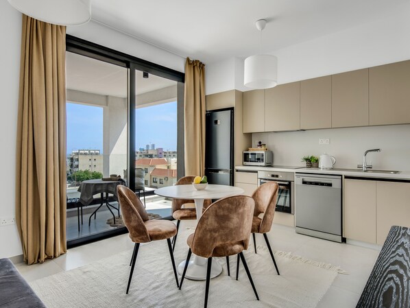 Kühlschrank, Ofen, Herdplatte, Geschirrspüler