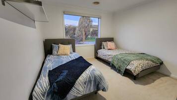 5 bedrooms, desk, WiFi