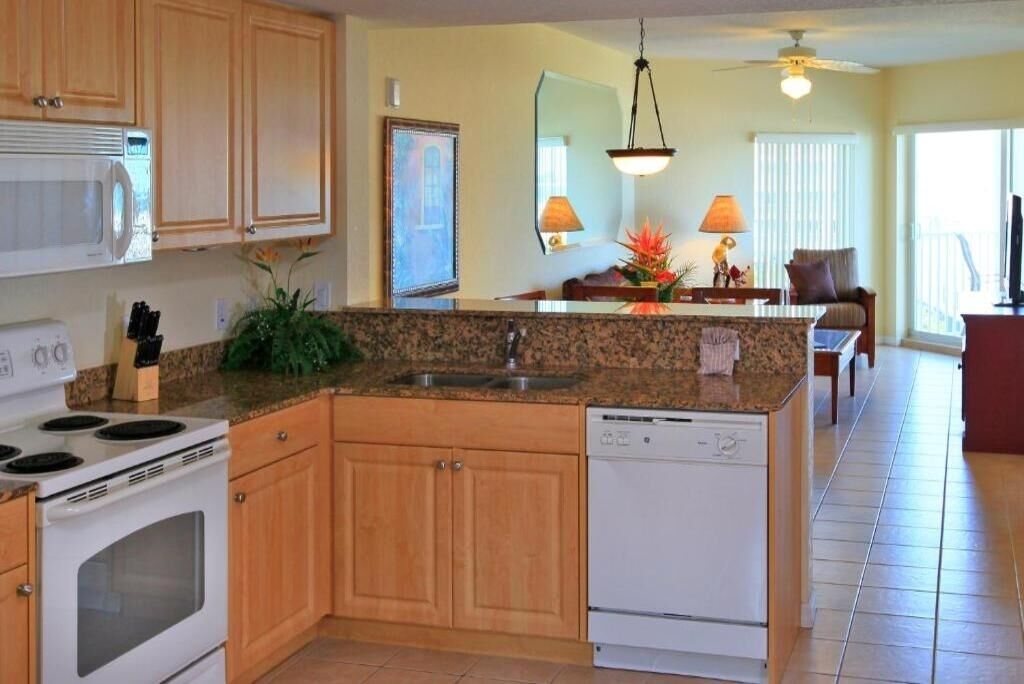 Beachfront 2br Retreat With Balcony Overlooking The Gulf - Treasure Island, FL