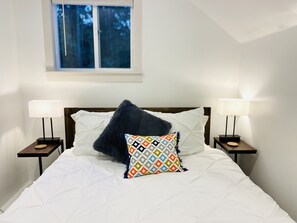 2 soverom, skrivebord, reiseseng for barn og wi-fi (inkludert)