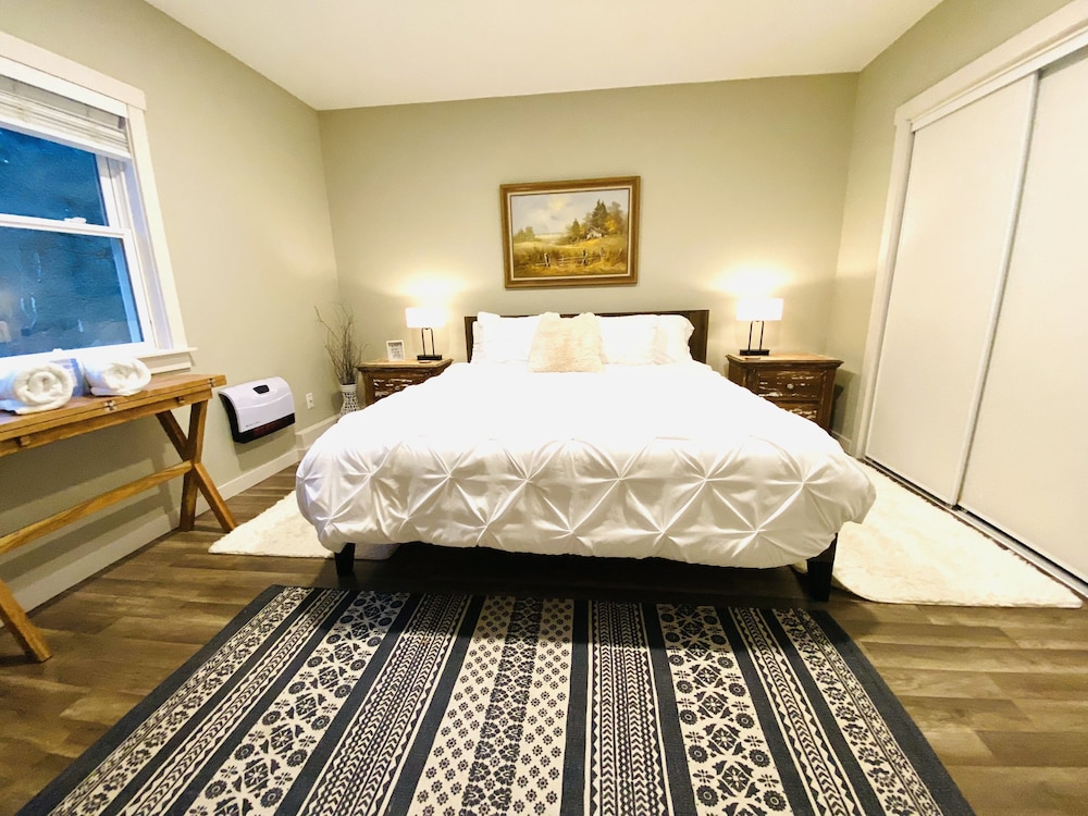 Secluded Romantic Getaway, Mt Rainier Views with hot tub and firepit