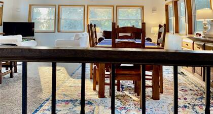 Red Barn Getaway, Mountain Viewâs with hot tub and firepit and BBQ