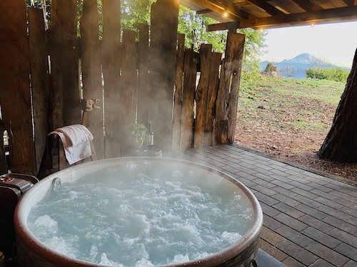 Romantic Red Barn Escape Getaway, Amazing Mt Rainier Views- hot tub- firepit-BBQ