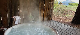 Romantic Red Barn Escape Getaway, Amazing Mt Rainier Views- hot tub- firepit-BBQ