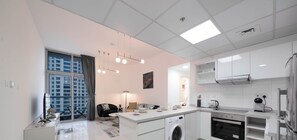 Deluxe-Apartment | Eigene Küche | Großer Kühlschrank, Mikrowelle, Ofen, Geschirrspüler