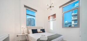 Leilighet – deluxe | 2 soverom, blendingsgardiner, strykejern/-brett og wi-fi (inkludert)