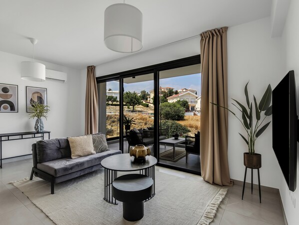 TV - Sanders Elgio - Delightful 2-Bdr Apt with Balcony (Agios Athanasios)