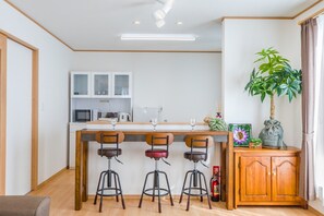 تلفزيون بشاشة مسطحة بحجم 42-بوصة يعرض قنوات تلفزيونية باشتراك مدفوع