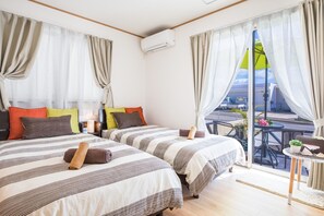 Basic House | 4 bedrooms, blackout drapes, travel crib, free WiFi - Laulea (Kin)