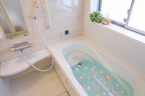 Basic House | Bathroom | Separate tub and shower, free toiletries, hair dryer, slippers - Laulea (Kin)