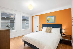 5 bedrooms, iron/ironing board, free WiFi, bed sheets - Rhone Retreat: Luxury Craftsman w/ Steam Shower, Hot Tub, & Pool Table, BBQ, Walk to Everything (Portland)