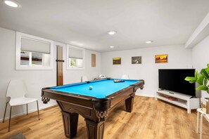 Game room - Rhone Retreat: Luxury Craftsman w/ Steam Shower, Hot Tub, & Pool Table, BBQ, Walk to Everything (Portland)