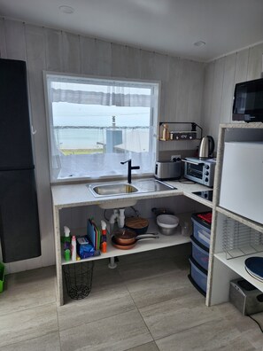 Réfrigérateur, four à micro-ondes, surface de cuisson, grille-pain