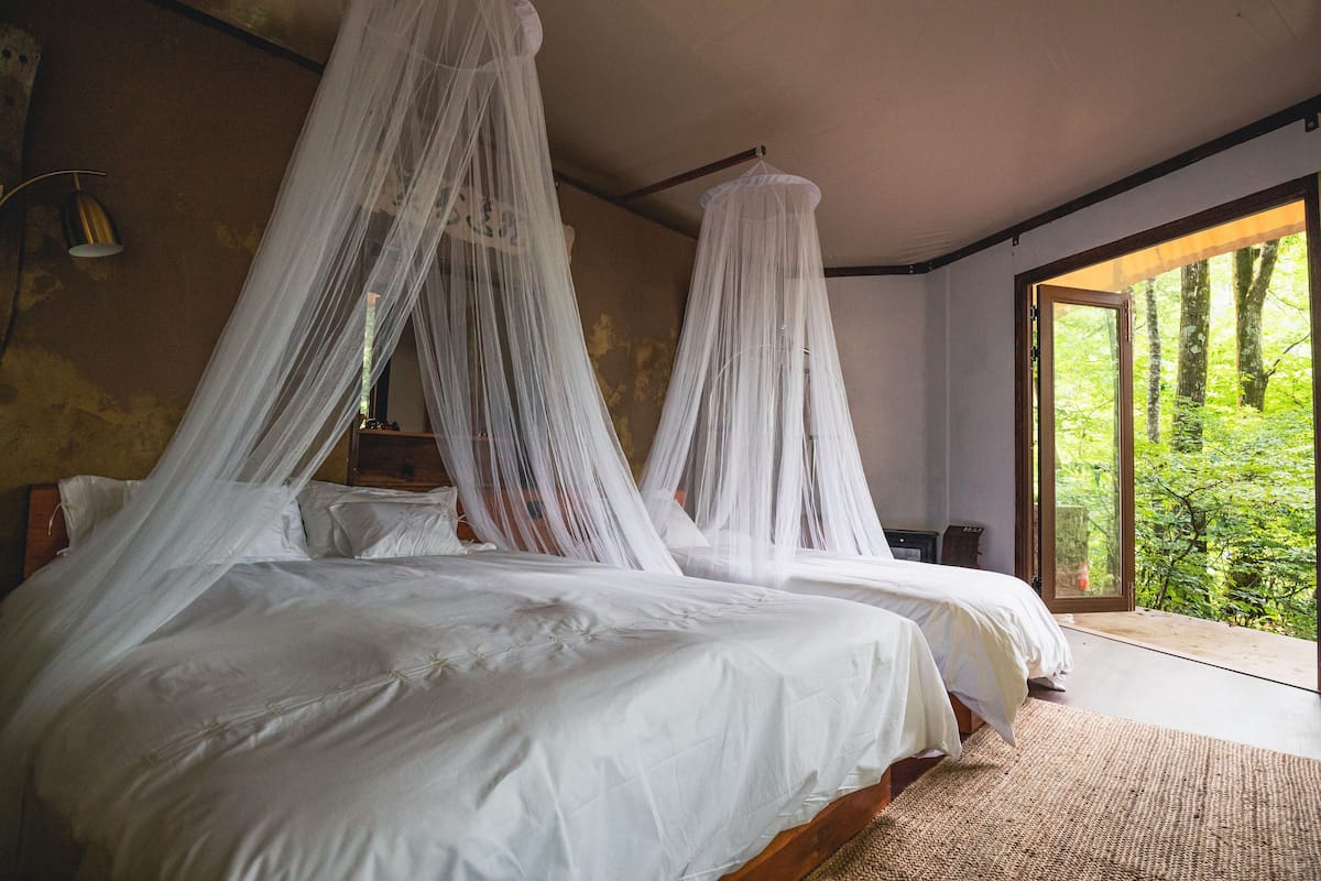 Panoramic Double Room, Non Smoking (Glamping Hume) | Peti besi dalam bilik, dihias secara berasingan