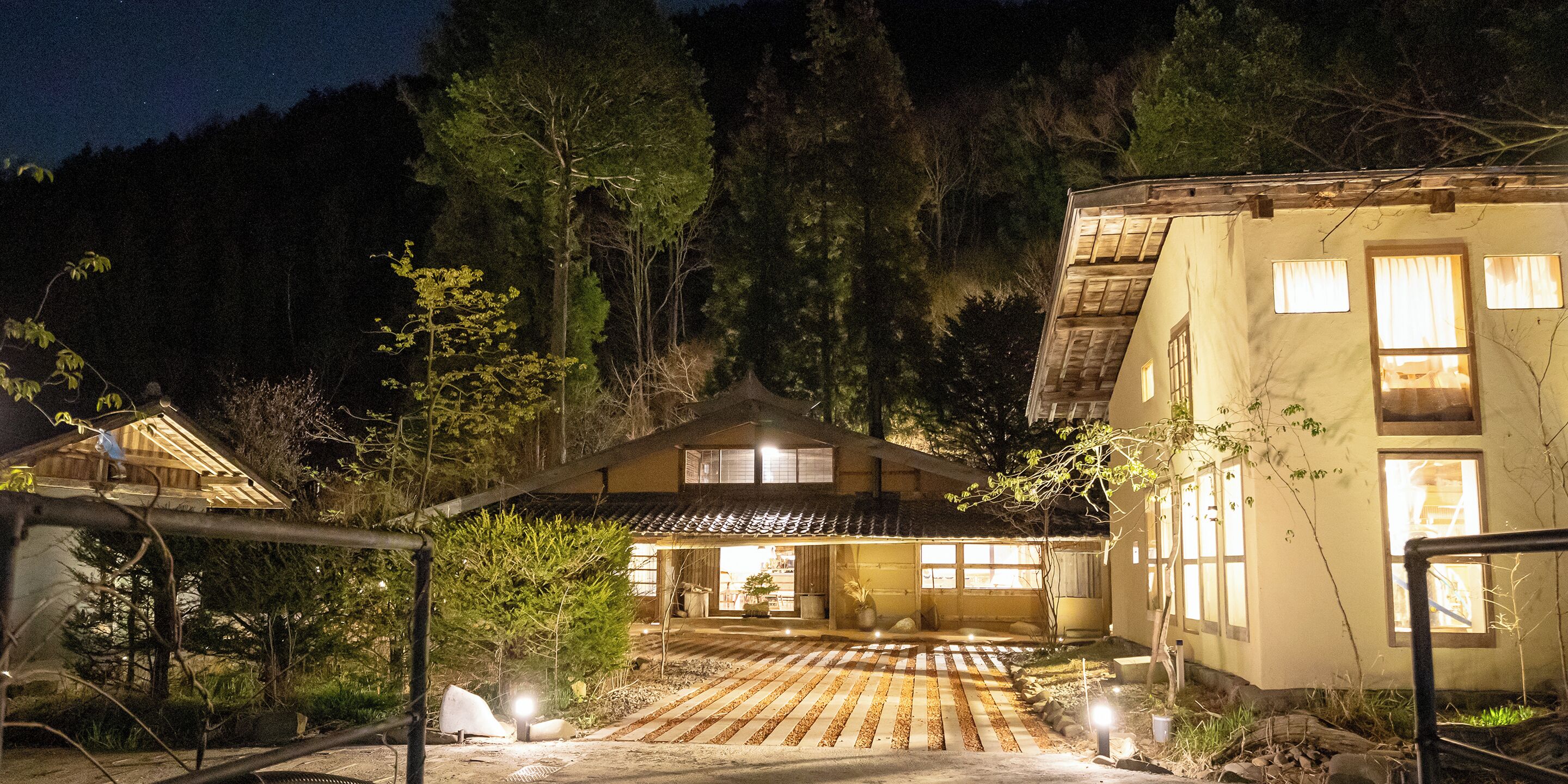 住宿正面 - 傍晚/夜晚
