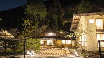 Fachada de la propiedad por la tarde o noche