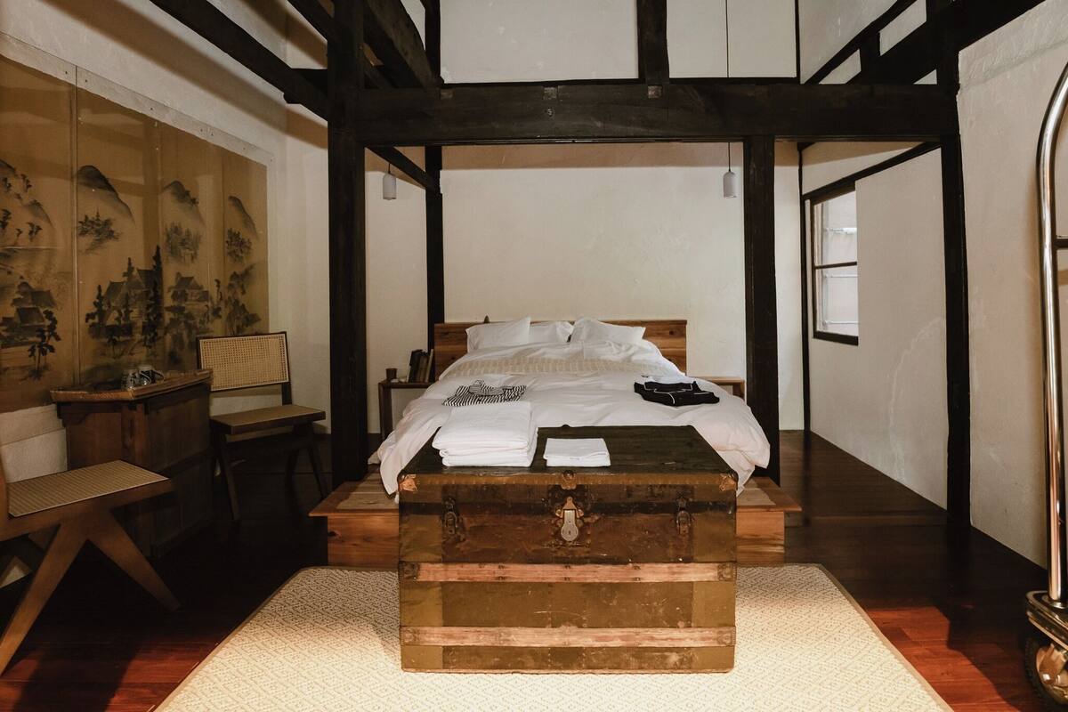 Cofres nos quartos, Wi-Fi de cortesia, individualmente decorados