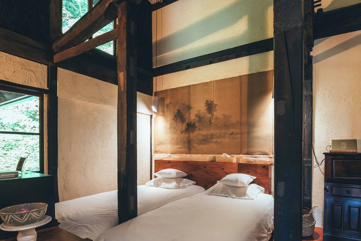 Cofres nos quartos, Wi-Fi de cortesia, individualmente decorados