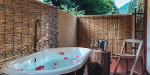 Phòng, không hút thuốc (Glamping Rose View) | Phòng tắm | Bồn tắm và buồng tắm vòi sen riêng, bồn tắm ngâm, vòi sen phun mưa 