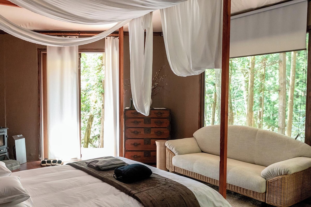 Glamping Fall Side, Non Smoking | In-room safe, individually decorated, individually furnished, free WiFi