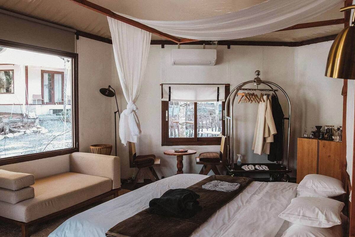 Cofres nos quartos, Wi-Fi de cortesia, individualmente decorados