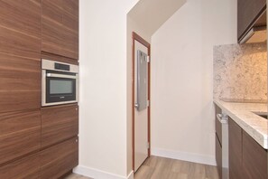 Kjøleskap, mikrobølgeovn, ovn og oppvaskmaskin