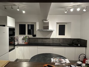 Køleskab, mikrobølgeovn, ovn, kogeplade