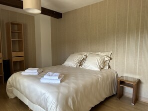 4 dormitorios, tabla de planchar con plancha, wifi gratis y ropa de cama