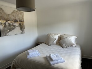 4 makuuhuonetta, silitysrauta/-lauta, ilmainen Wi-Fi, vuodevaatteet